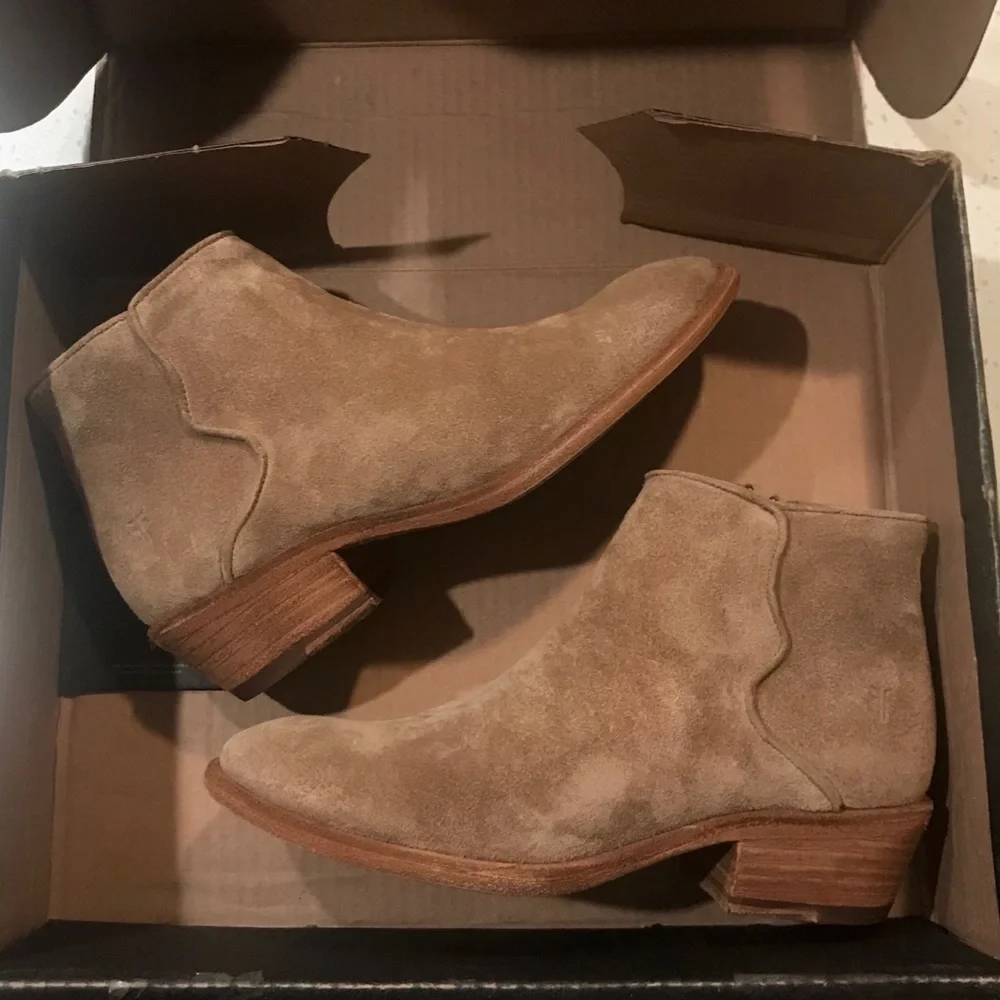 Frye Carson Piping Beige Leather Ankle Booties - Picture 9 of 12